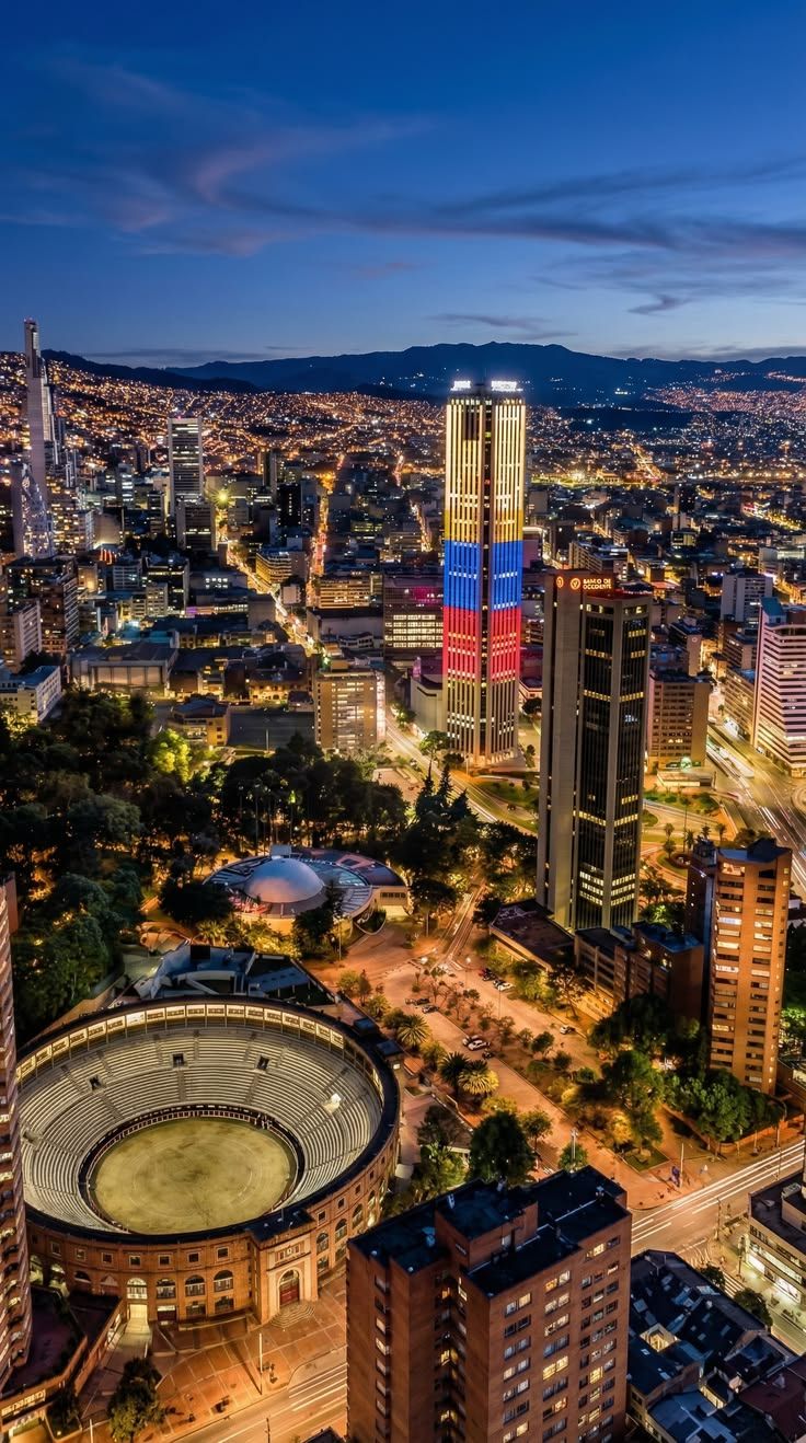 Vista aérea nocturna de una ciudad colombiana
